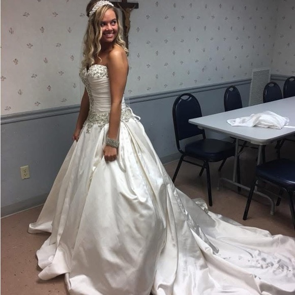 Wedding dress-Allure Elegant Ivory Ball Gown with Beaded Bodice number 9003 - Picture 14 of 16